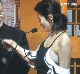 逛街大型尴尬现场：美女，你内衣肩带露出来了！