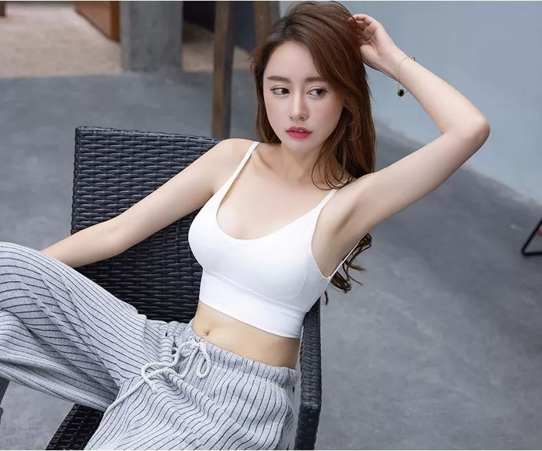 逛街大型尴尬现场：美女，你内衣肩带露出来了！