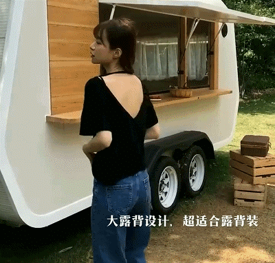 逛街大型尴尬现场：美女，你内衣肩带露出来了！