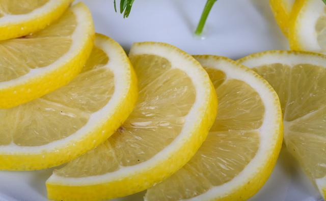 保温杯有水垢怎么清洗？教你三招，杯子深也不怕，洗的省力又干净