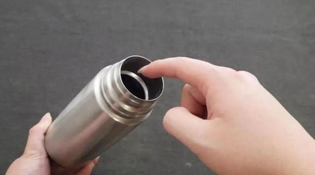 保温杯有水垢怎么清洗？教你三招，杯子深也不怕，洗的省力又干净