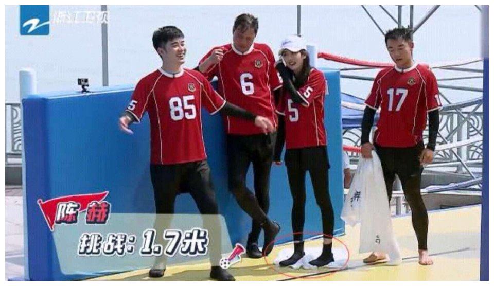 杨幂被批没素质！在跑男中将毛巾扔地上用脚踩，郑恺举动打脸杨幂