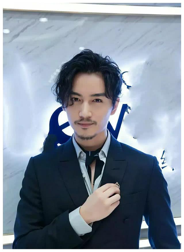 弹钢琴的杨洋像是从漫画里走出来的王子，换了造型的陈晓很颓废了
