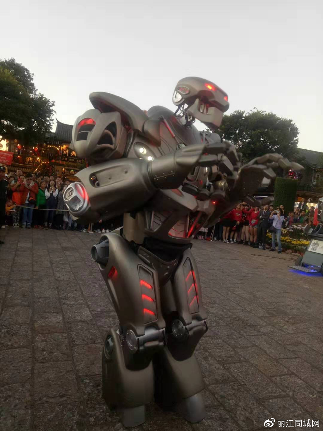 来了，来了，机器人泰坦真的来了
