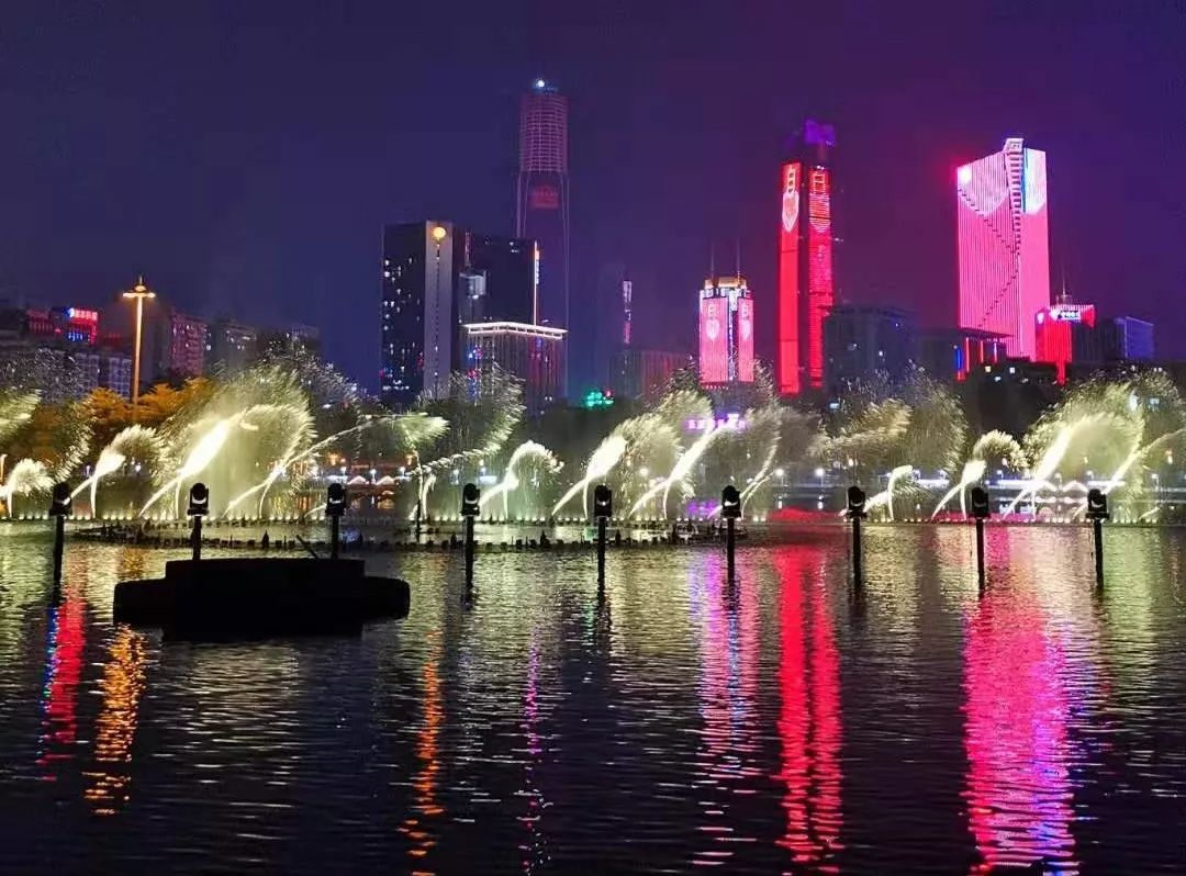光影喷泉表演时间加场了！昨晚无数东莞人挤爆这里！
