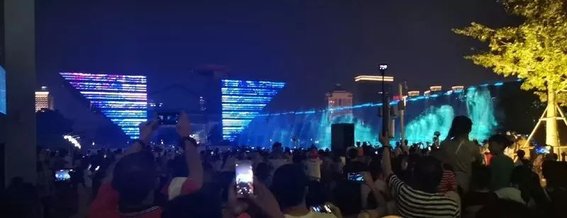 光影喷泉表演时间加场了！昨晚无数东莞人挤爆这里！