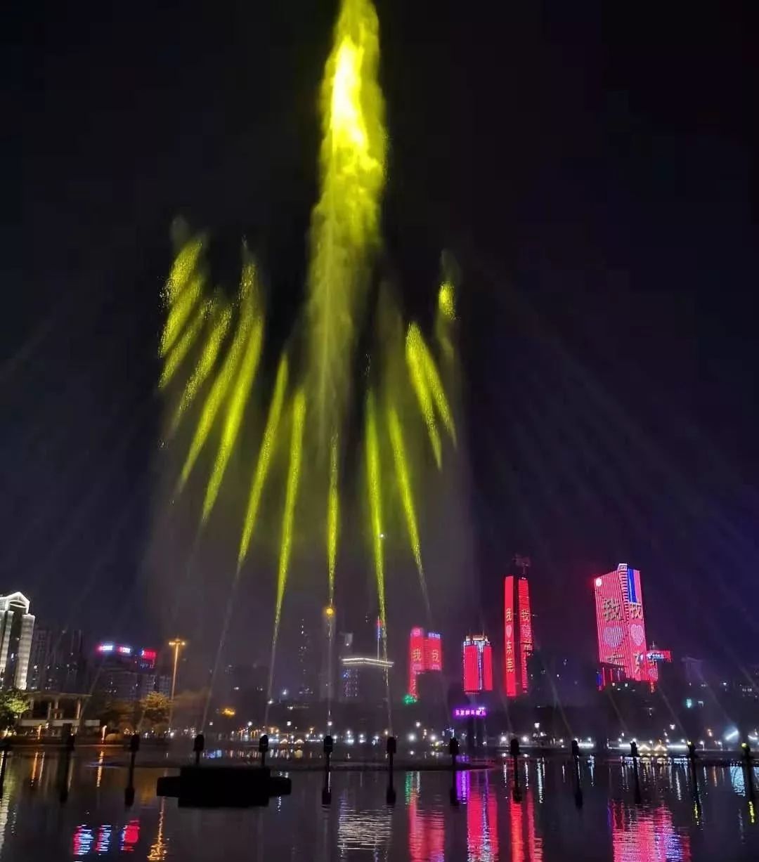 光影喷泉表演时间加场了！昨晚无数东莞人挤爆这里！