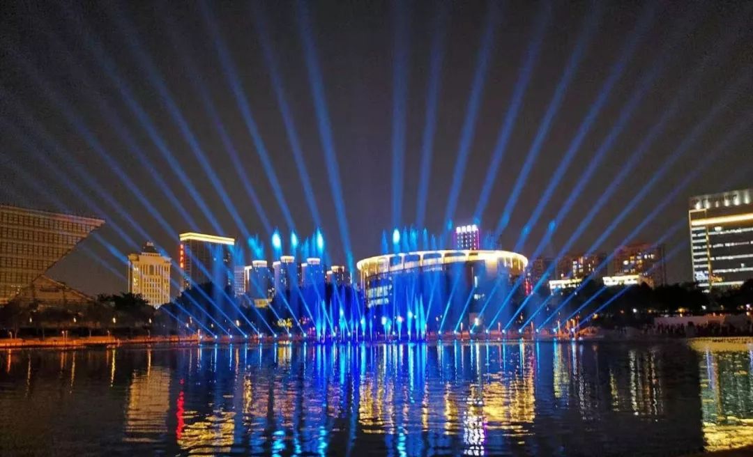 光影喷泉表演时间加场了！昨晚无数东莞人挤爆这里！