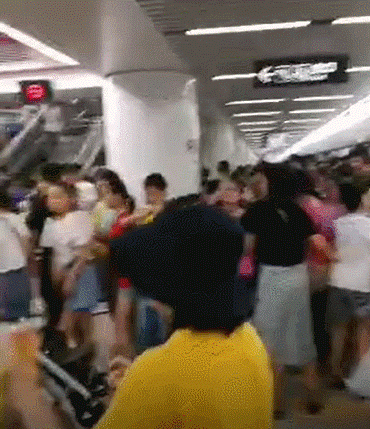 光影喷泉表演时间加场了！昨晚无数东莞人挤爆这里！