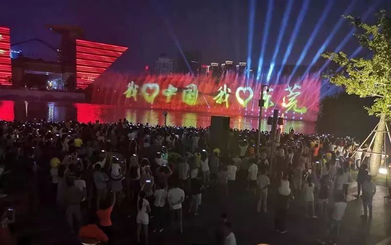 光影喷泉表演时间加场了！昨晚无数东莞人挤爆这里！