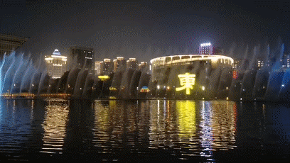 光影喷泉表演时间加场了！昨晚无数东莞人挤爆这里！
