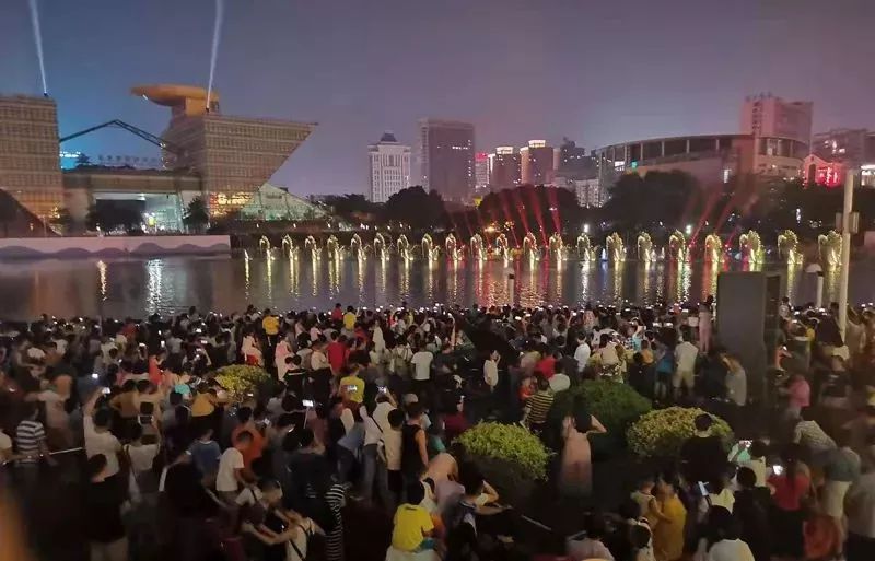 光影喷泉表演时间加场了！昨晚无数东莞人挤爆这里！