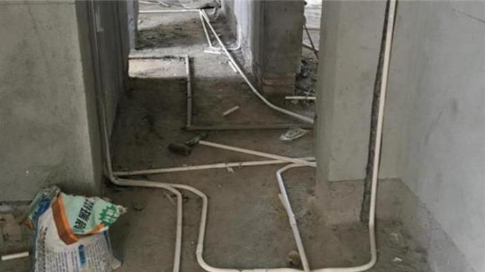 水电完工，泥工师傅却不愿意进场，还建议把电工师傅找来