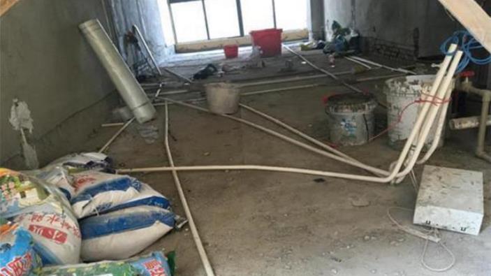 水电完工，泥工师傅却不愿意进场，还建议把电工师傅找来