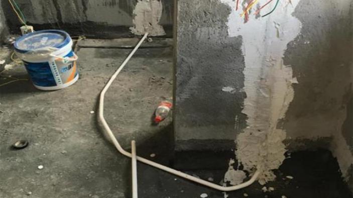 水电完工，泥工师傅却不愿意进场，还建议把电工师傅找来