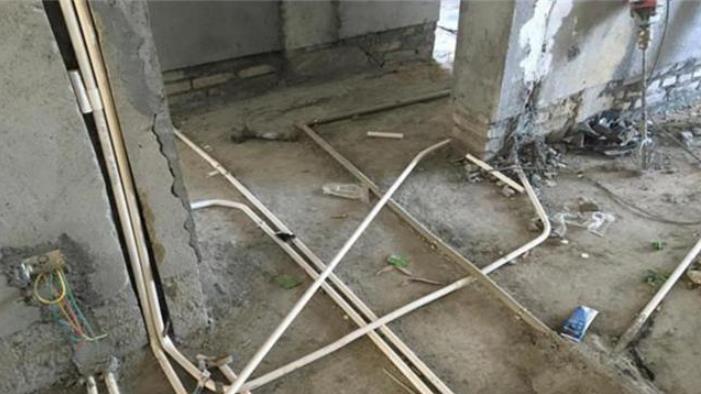 水电完工，泥工师傅却不愿意进场，还建议把电工师傅找来