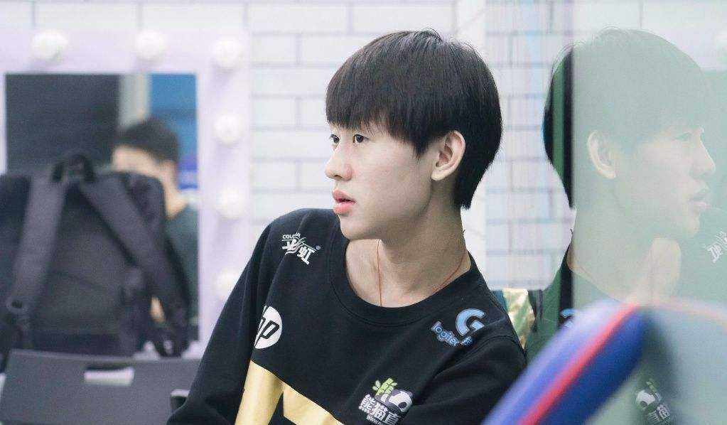 RNG准备绝招迎战S9？小明苦练机器人，Uzi玩起了混子英雄！