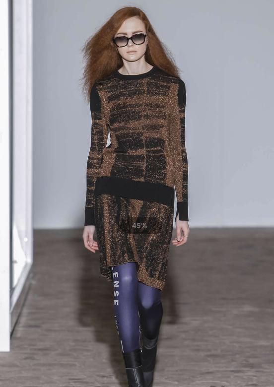 用了很多反光面料,看起来轻薄高级,飘逸轻盈的材质