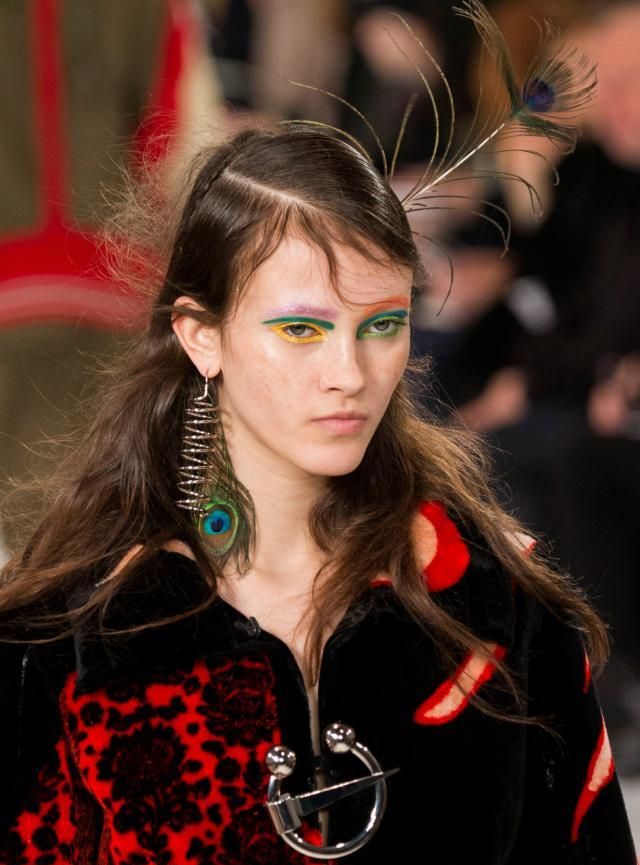 用了很多反光面料,看起来轻薄高级,飘逸轻盈的材质