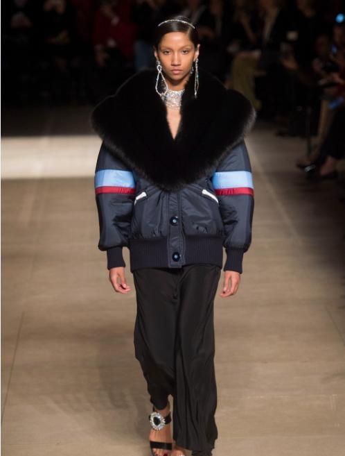 用了很多反光面料,看起来轻薄高级,飘逸轻盈的材质