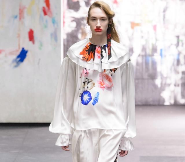 用了很多反光面料,看起来轻薄高级,飘逸轻盈的材质