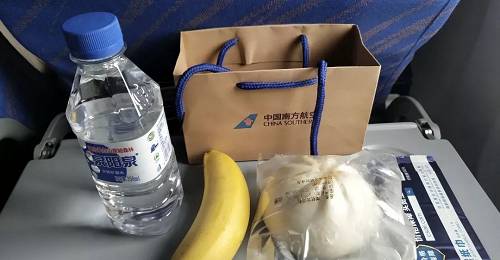 降级后的国内某航线飞机餐,主食是一个肉包子 / 网络