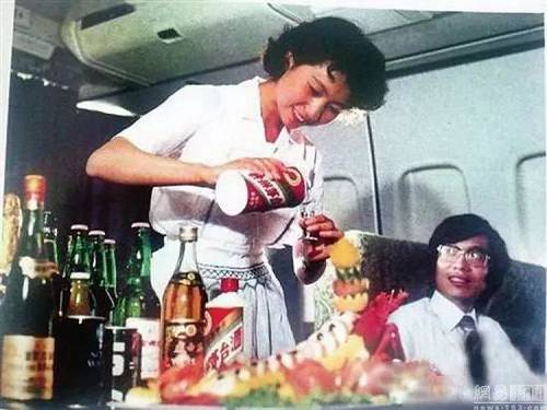 自1975年开始,乘坐中国民航国际航班的旅客都会免费获赠茅台酒一瓶,后来改为免费供应,直到20世纪80年代末才取消 / 网易新闻