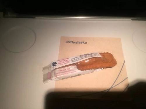 飞机餐缩水,机票会降价吗?从茅台到饼干,揭秘半个世纪的机餐降级史