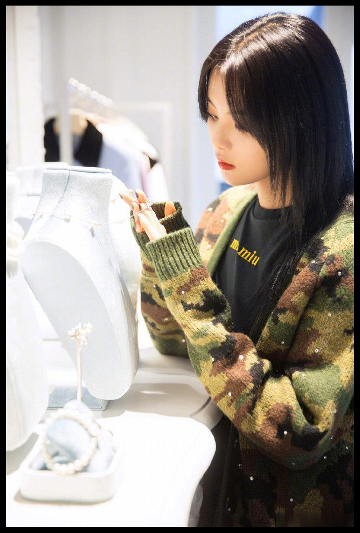 杨超越巴黎时装周最新look，迷彩针织衫+皮革短裙，少女感十足