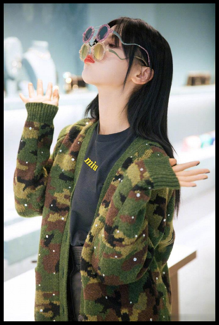 杨超越巴黎时装周最新look，迷彩针织衫+皮革短裙，少女感十足