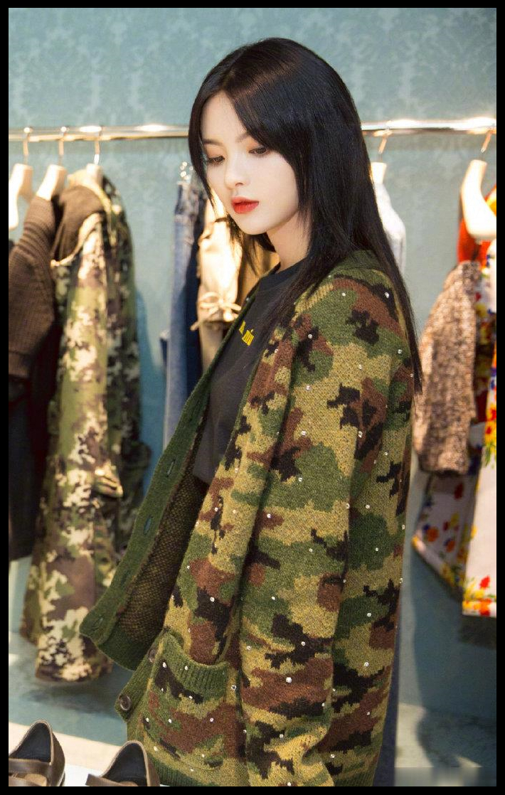 杨超越巴黎时装周最新look，迷彩针织衫+皮革短裙，少女感十足