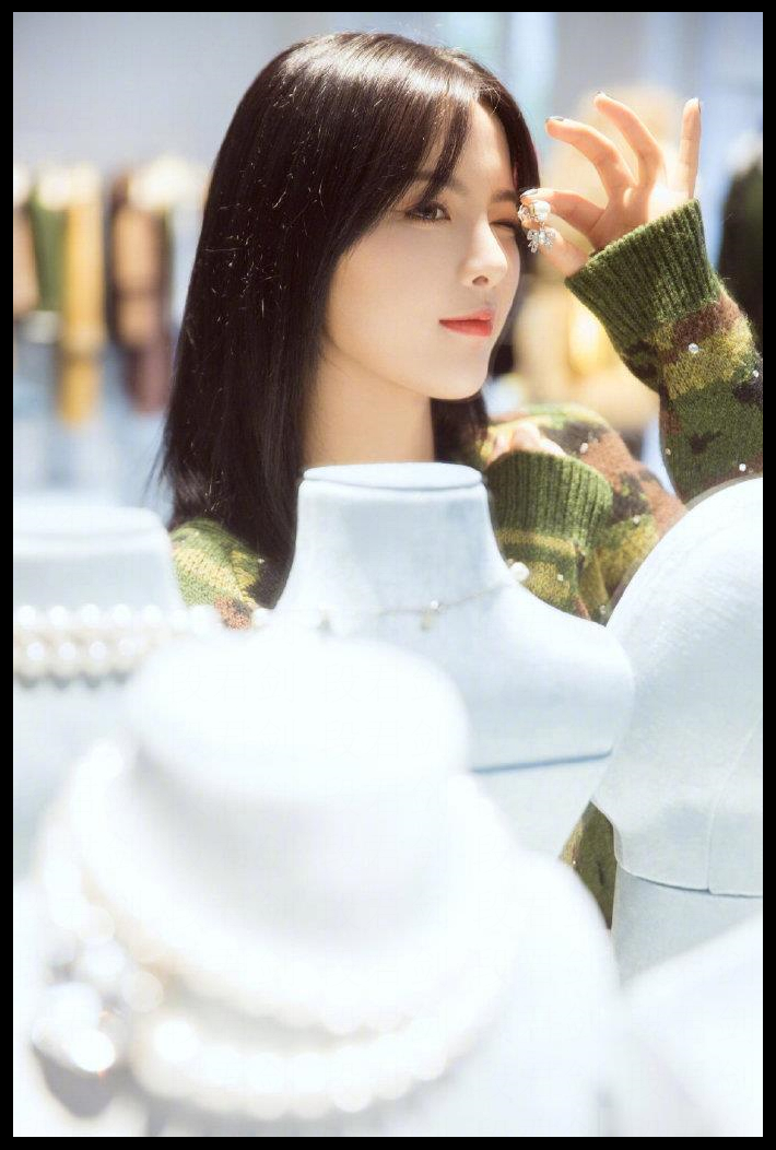 杨超越巴黎时装周最新look，迷彩针织衫+皮革短裙，少女感十足