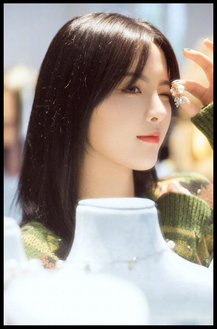 杨超越巴黎时装周最新look，迷彩针织衫+皮革短裙，少女感十足
