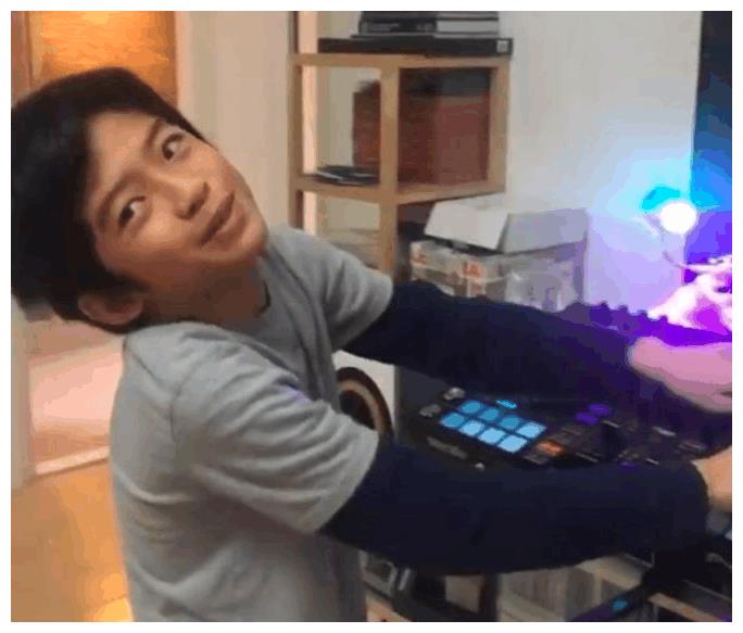 张柏芝晒儿子唱歌玩乐器照:希望他们成为和爸爸一样优秀的男人!
