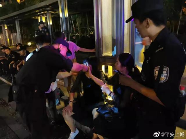 西湖音乐喷泉刚结束，女游客在“人海”中晕了！救护车开不进来，这时……
