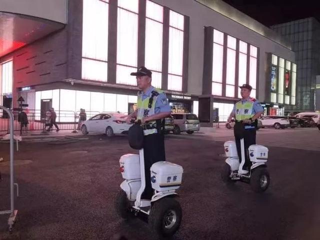 西湖音乐喷泉刚结束，女游客在“人海”中晕了！救护车开不进来，这时……