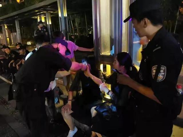 西湖音乐喷泉刚结束，女游客在“人海”中晕了！救护车开不进来，这时……