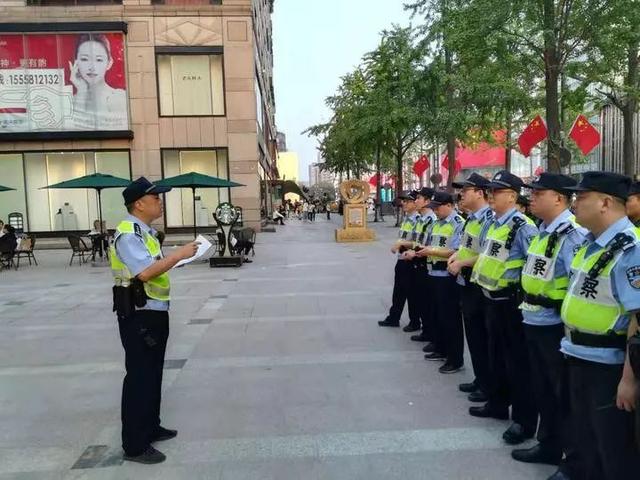 西湖音乐喷泉刚结束，女游客在“人海”中晕了！救护车开不进来，这时……