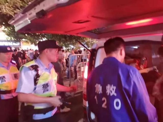 西湖音乐喷泉刚结束，女游客在“人海”中晕了！救护车开不进来，这时……
