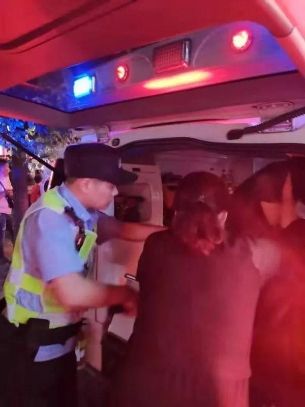 西湖音乐喷泉刚结束，女游客在“人海”中晕了！救护车开不进来，这时……