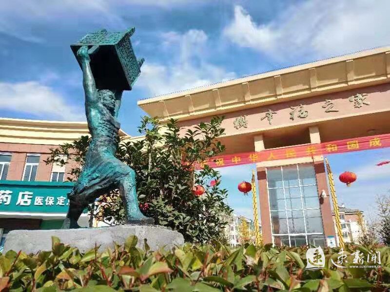 “浓缩型”塑钢材质霸王举鼎雕塑亮相宿迁经开区