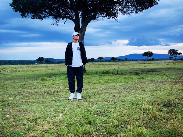 王凯晒出帅气旅游照,当镜头拍到他的手时,像极了“艺术品”