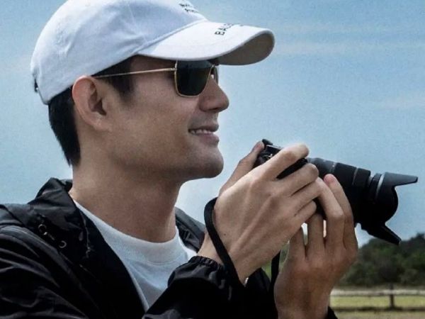 王凯晒出帅气旅游照,当镜头拍到他的手时,像极了“艺术品”