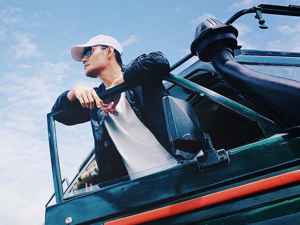 王凯晒出帅气旅游照,当镜头拍到他的手时,像极了“艺术品”