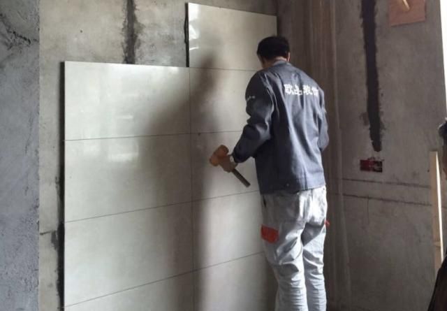 装修时使用大理石瓷砖上墙，怎么挂铜丝？具体是如何操作的？