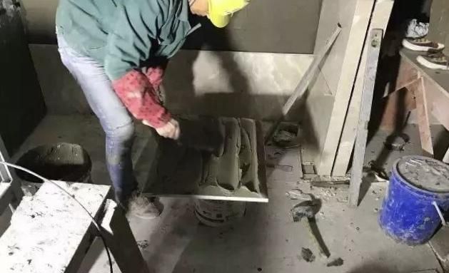 装修时使用大理石瓷砖上墙，怎么挂铜丝？具体是如何操作的？