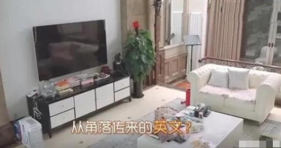 带你看看袁姗姗的家，仿佛住在废品站一样，家里也太凌乱了
