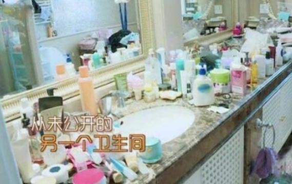 带你看看袁姗姗的家，仿佛住在废品站一样，家里也太凌乱了