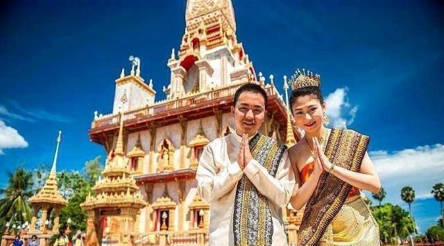 泰国旅游，美女递来的毛巾不要接，导游：“接了”你就明白了