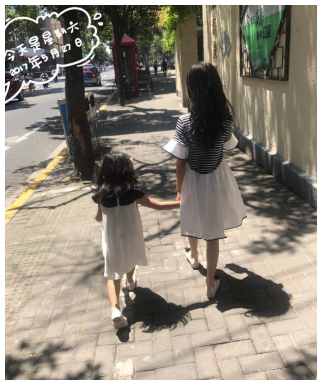 马伊琍带两女儿度假，一个细节能看出这才是好妈妈